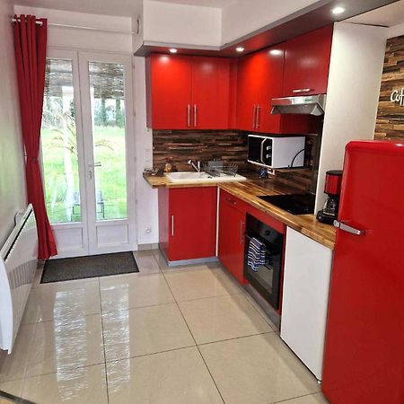 02 - Tres Joli 2 Pieces Avec 3 Lits Pouvant Accueillir Jusqu'A 5 Personnes, Situe Au Rdc Avec Entree Independante, Une Place De Parking Reservee Devant L'Entree Et Terrasse Sur L'Arriere Donnant Sur Parc Arbore, Tout Le Linge De Maison Est Fourni Razac-sur-lʼIsle 외부 사진