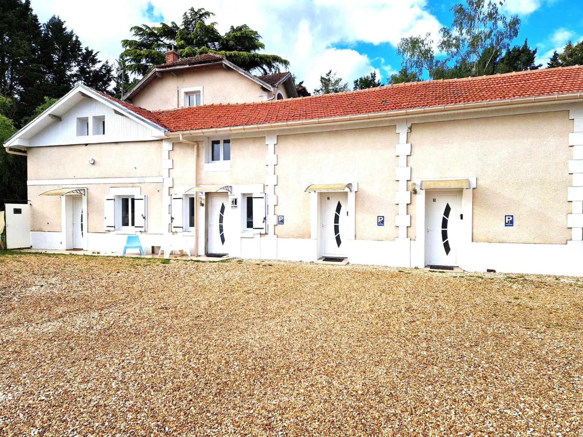02 - Tres Joli 2 Pieces Avec 3 Lits Pouvant Accueillir Jusqu'A 5 Personnes, Situe Au Rdc Avec Entree Independante, Une Place De Parking Reservee Devant L'Entree Et Terrasse Sur L'Arriere Donnant Sur Parc Arbore, Tout Le Linge De Maison Est Fourni Razac-sur-lʼIsle 외부 사진