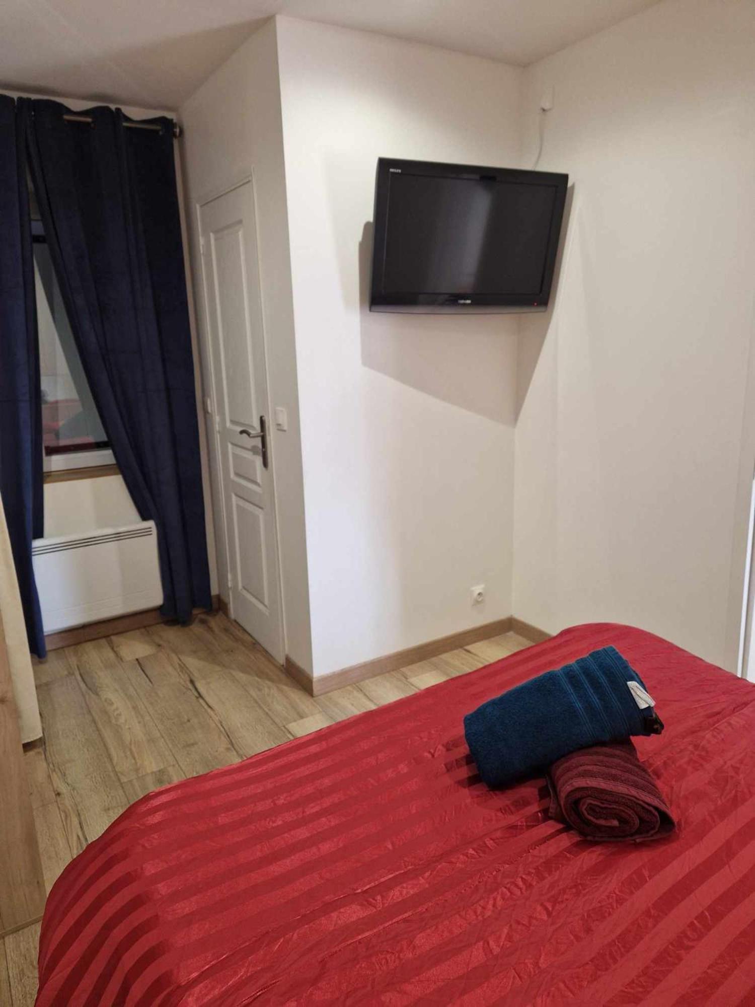 02 - Tres Joli 2 Pieces Avec 3 Lits Pouvant Accueillir Jusqu'A 5 Personnes, Situe Au Rdc Avec Entree Independante, Une Place De Parking Reservee Devant L'Entree Et Terrasse Sur L'Arriere Donnant Sur Parc Arbore, Tout Le Linge De Maison Est Fourni Razac-sur-lʼIsle 외부 사진