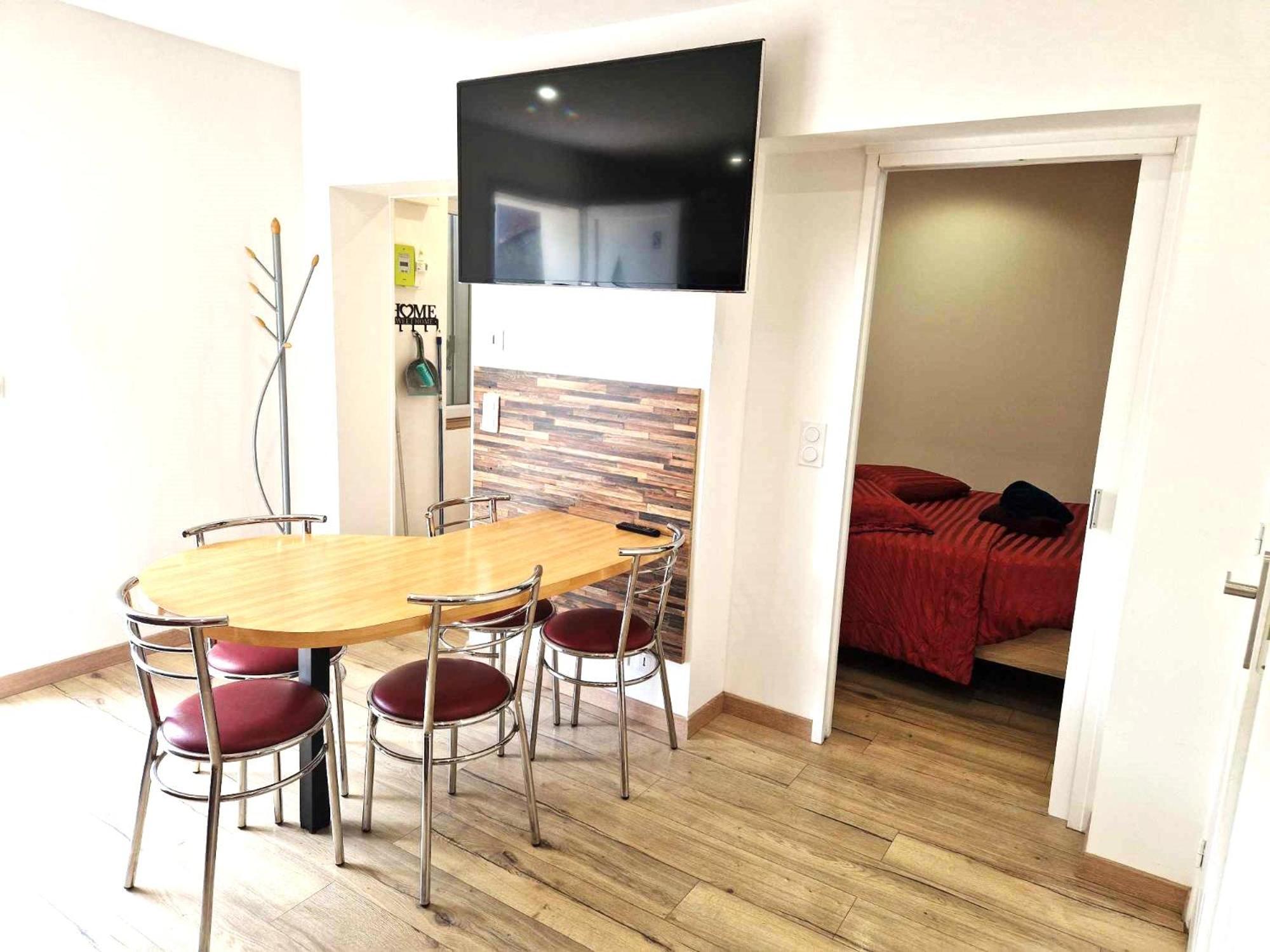 02 - Tres Joli 2 Pieces Avec 3 Lits Pouvant Accueillir Jusqu'A 5 Personnes, Situe Au Rdc Avec Entree Independante, Une Place De Parking Reservee Devant L'Entree Et Terrasse Sur L'Arriere Donnant Sur Parc Arbore, Tout Le Linge De Maison Est Fourni Razac-sur-lʼIsle 외부 사진
