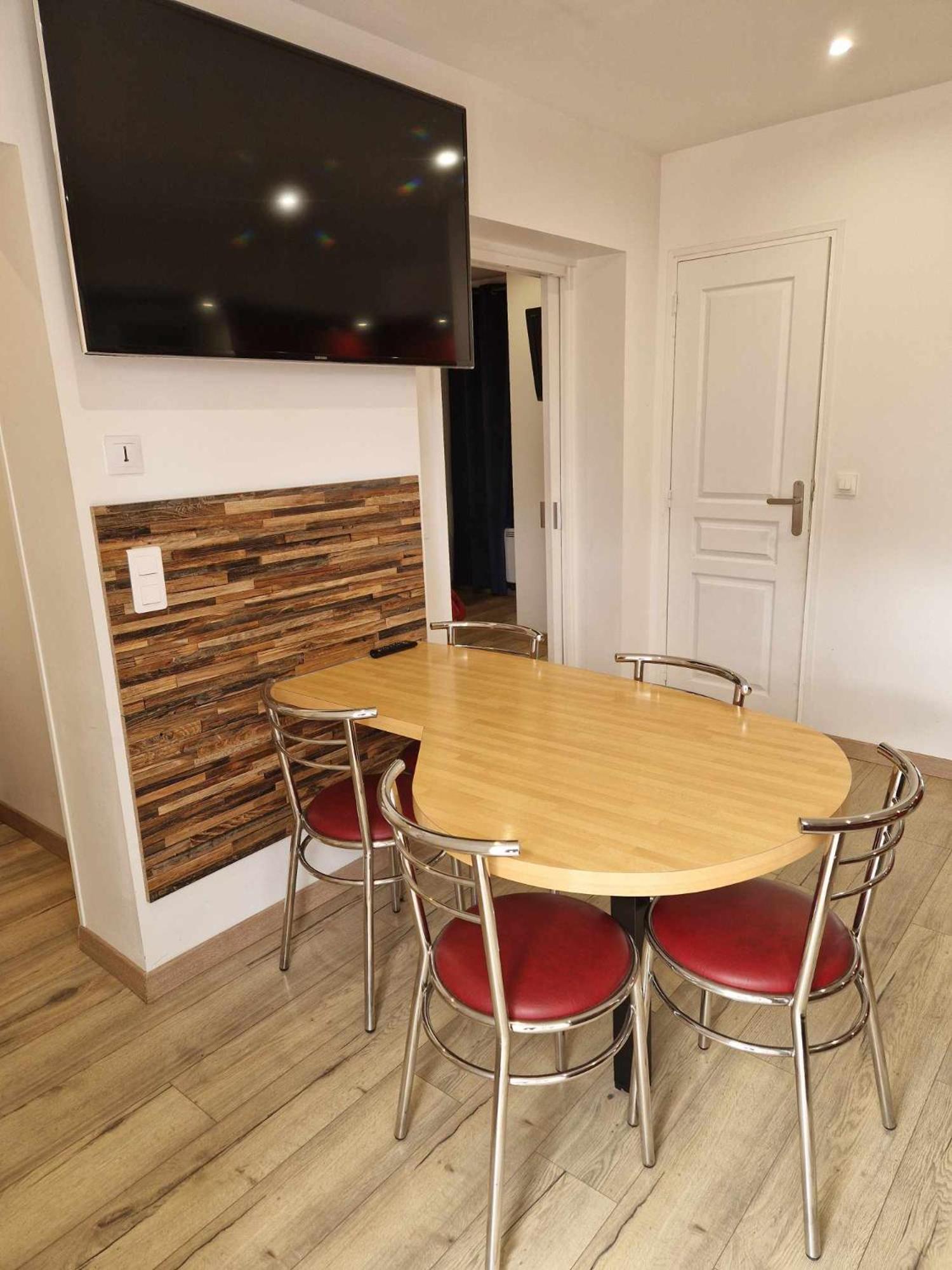 02 - Tres Joli 2 Pieces Avec 3 Lits Pouvant Accueillir Jusqu'A 5 Personnes, Situe Au Rdc Avec Entree Independante, Une Place De Parking Reservee Devant L'Entree Et Terrasse Sur L'Arriere Donnant Sur Parc Arbore, Tout Le Linge De Maison Est Fourni Razac-sur-lʼIsle 외부 사진