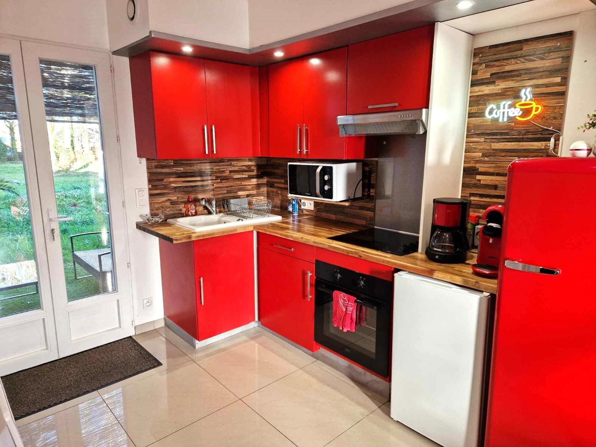 02 - Tres Joli 2 Pieces Avec 3 Lits Pouvant Accueillir Jusqu'A 5 Personnes, Situe Au Rdc Avec Entree Independante, Une Place De Parking Reservee Devant L'Entree Et Terrasse Sur L'Arriere Donnant Sur Parc Arbore, Tout Le Linge De Maison Est Fourni Razac-sur-lʼIsle 외부 사진