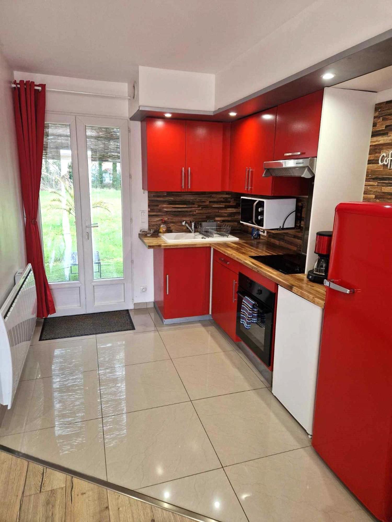 02 - Tres Joli 2 Pieces Avec 3 Lits Pouvant Accueillir Jusqu'A 5 Personnes, Situe Au Rdc Avec Entree Independante, Une Place De Parking Reservee Devant L'Entree Et Terrasse Sur L'Arriere Donnant Sur Parc Arbore, Tout Le Linge De Maison Est Fourni Razac-sur-lʼIsle 외부 사진